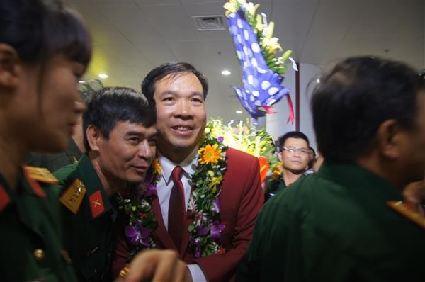 Rückkehr des Sporthelden Hoang Xuan Vinh von den Olympischen Spielen - ảnh 1